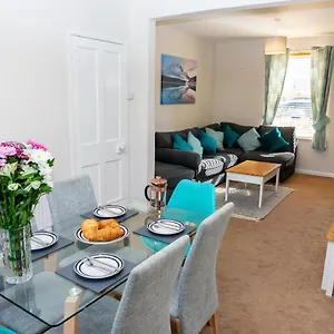 Holiday home Cheltenham-spacious 2 Bedroom Home-sleeps 6-parking-garden-wifi, Cheltenham