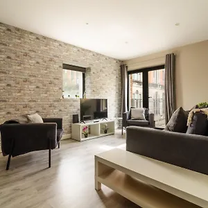 Quarters: Modern Centre Hub 3 Bed Apartment Belfast